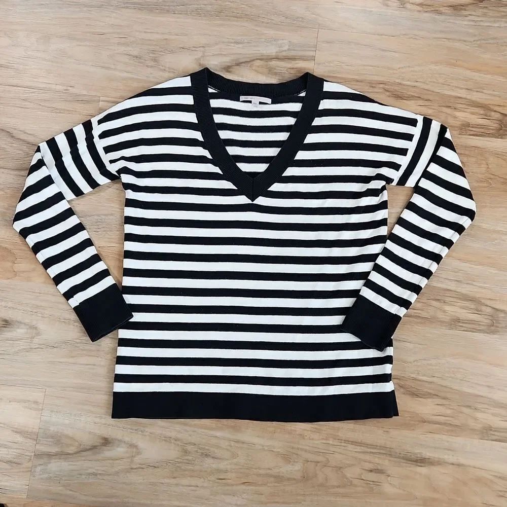 🐞Gap Black & Ivory Striped Lightweight Vneck Sweater Small